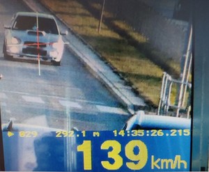 zdjęcie z wyświetlacza policyjnego miernika prędkości z fotografią pojazdu i wartością 139 km/h