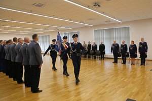 uczestnicy uroczystej zbiórki w Komendzie Miejskiej Policji w Krośnie