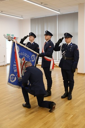 uczestnicy uroczystej zbiórki w Komendzie Miejskiej Policji w Krośnie