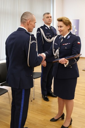 uczestnicy uroczystej zbiórki w Komendzie Miejskiej Policji w Krośnie