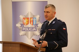 uczestnicy uroczystej zbiórki w Komendzie Miejskiej Policji w Krośnie