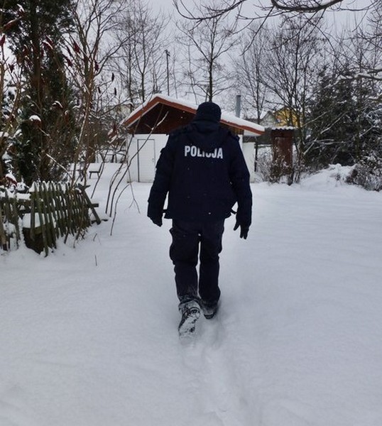 policjant podczas kontroli miejsca przebywania osób bezdomnych