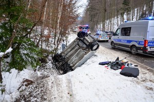 policyjne radiowozy na miejscu wypadku drogowego w Węglówce