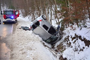 uszkodzenia powypadkowe toyoty, w tle pojazd strażacki