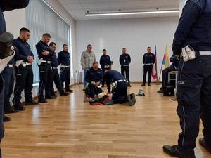 policjanci podczas szkolenia z pierwszej pomocy