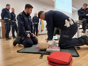 policjanci podczas szkolenia z pierwszej pomocy