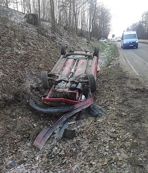 przewrócona na dach toyota, w tle policyjny radiowóz