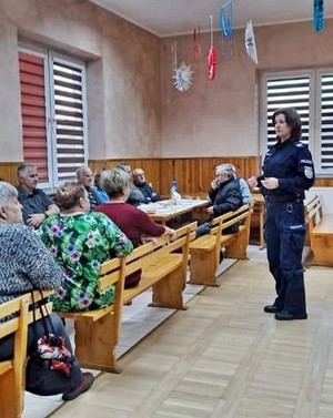 policjantka podczas prelekcji dla seniorów