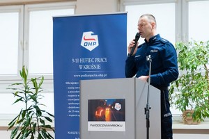 Policjant podczas wygłaszania prelekcji