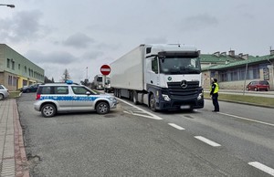 policjant w czasie służby na przejściu granicznym w Barwinku kontroluje pojazd ciężarowy