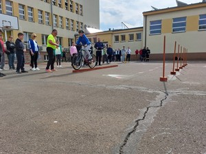 Uczestnicy turnieju bezpieczeństwa w ruchu drogowym podczas eliminacyjnych zmagań