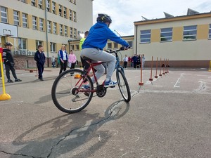 Uczestnik turnieju bezpieczeństwa w ruchu drogowym podczas eliminacyjnych zmagań