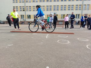 Uczestnicy turnieju bezpieczeństwa w ruchu drogowym podczas eliminacyjnych zmagań