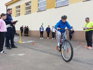Uczestnik turnieju bezpieczeństwa w ruchu drogowym podczas eliminacyjnych zmagań
