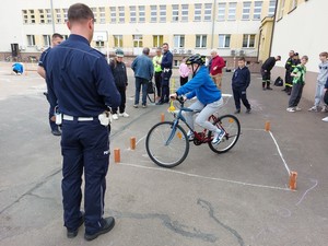 Uczestnik turnieju bezpieczeństwa w ruchu drogowym podczas eliminacyjnych zmagań
