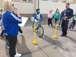 Uczestnicy turnieju bezpieczeństwa w ruchu drogowym podczas eliminacyjnych zmagań