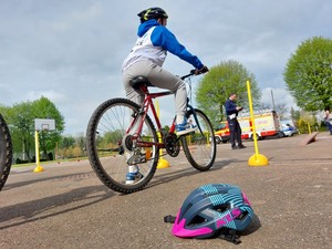 Uczestnik turnieju bezpieczeństwa w ruchu drogowym podczas eliminacyjnych zmagań
