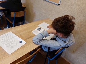 uczeń podczas konkursu wiedzy teoretycznej