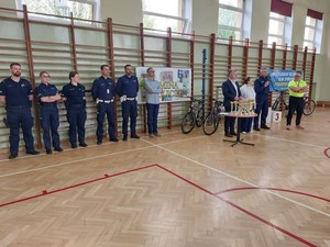policjanci podsumowujący wyniki turnieju bezpieczeństwa w ruchu drogowym