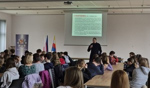 policjant podczas wykładu dla młodzieży
