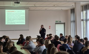policjant podczas wykładu dla młodzieży