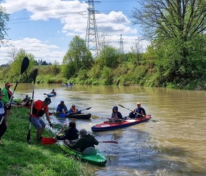 uczestnicy zawodów kajakowych podczas spływu
