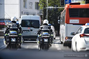 policyjni motocykliści w ruchu miejskim