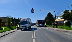 miejsce potracenia pieszej, stojąca na przejściu dla pieszych ciężarówka obok samochód służb ratowniczych