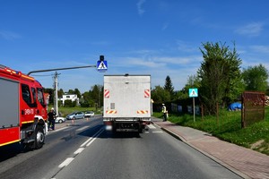 miejsce potracenia pieszej, stojąca na przejściu dla pieszych ciężarówka obok samochód służb ratowniczych