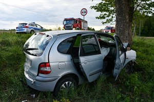 uszkodzenia powypadkowe renaulta, w tle pojazdy służb ratowniczych