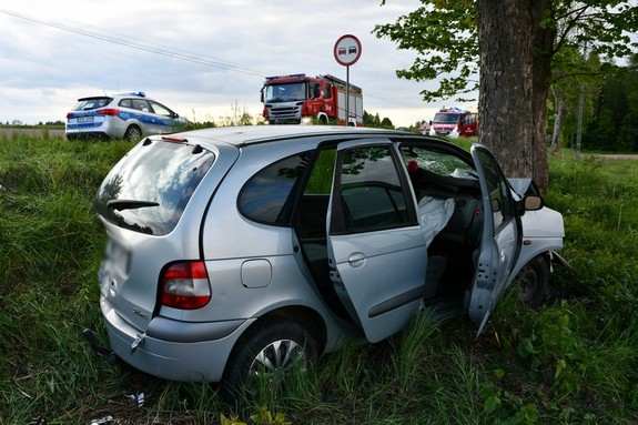 uszkodzenia powypadkowe renaulta, w tle pojazdy służb ratowniczych