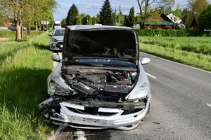 uszkodzenia powypadkowe przedniej części peugeota
