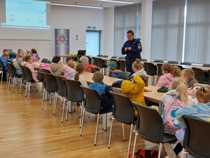 przedszkolaki podczas spotkania z policjantami w komendzie