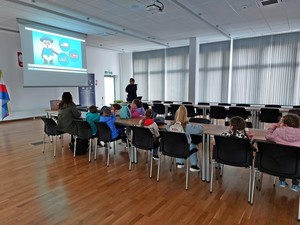 przedszkolaki podczas spotkania z policjantami w komendzie