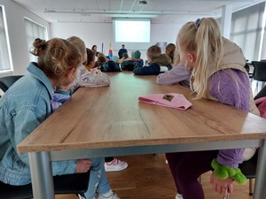 przedszkolaki podczas spotkania z policjantami w komendzie