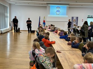 przedszkolaki podczas spotkania z policjantami w komendzie