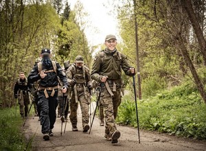 mundurowi uczestnicy marszu wytrzymałościowego