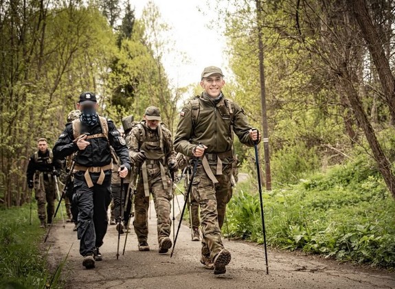 mundurowi uczestnicy marszu wytrzymałościowego