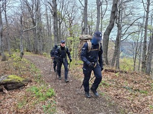 policjanci na trasie zawodów