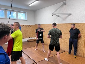 uczestnicy szkolenia podczas ćwiczeń na sali treningowej