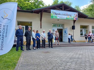 zaproszeni goście podczas rozpoczęcia festynu