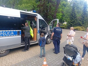 dzieci podczas odwiedzania radiowozu