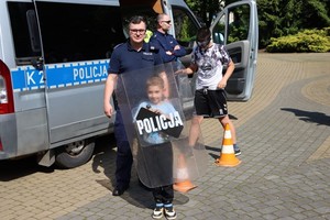 policjanci podczas pokazu wyposażenia w czasie trwającego festynu