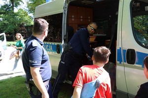 policjanci podczas pokazu wyposażenia w czasie trwającego festynu