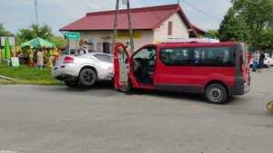 uszkodzenia powypadkowe pojazdów biorących udział w zdarzenia. W tle pracujący na miejscu strażacy i policjanci