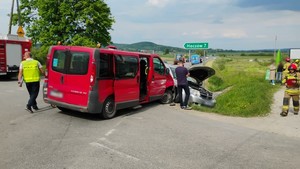 uszkodzenia powypadkowe pojazdów biorących udział w zdarzenia. W tle pracujący na miejscu strażacy i policjanci