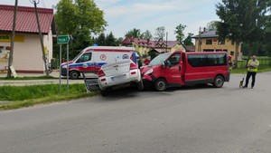 uszkodzenia powypadkowe pojazdów biorących udział w zdarzenia. W tle pracujący na miejscu strażacy i policjanci