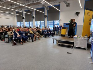 uczestnicy festiwalu techniki i nauki w trakcie pokazów