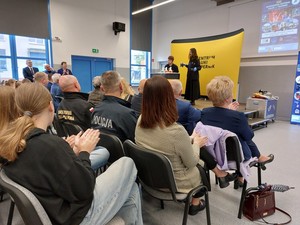uczestnicy festiwalu techniki i nauki w trakcie pokazów
