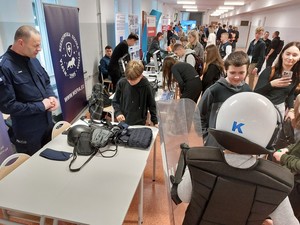 uczestnicy festiwalu techniki i nauki przy policyjnym stoisku